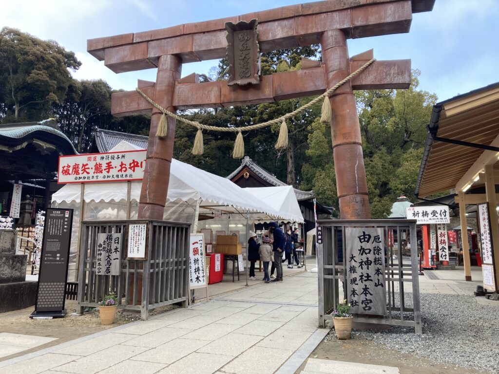 由加神社本宮の備前焼鳥居